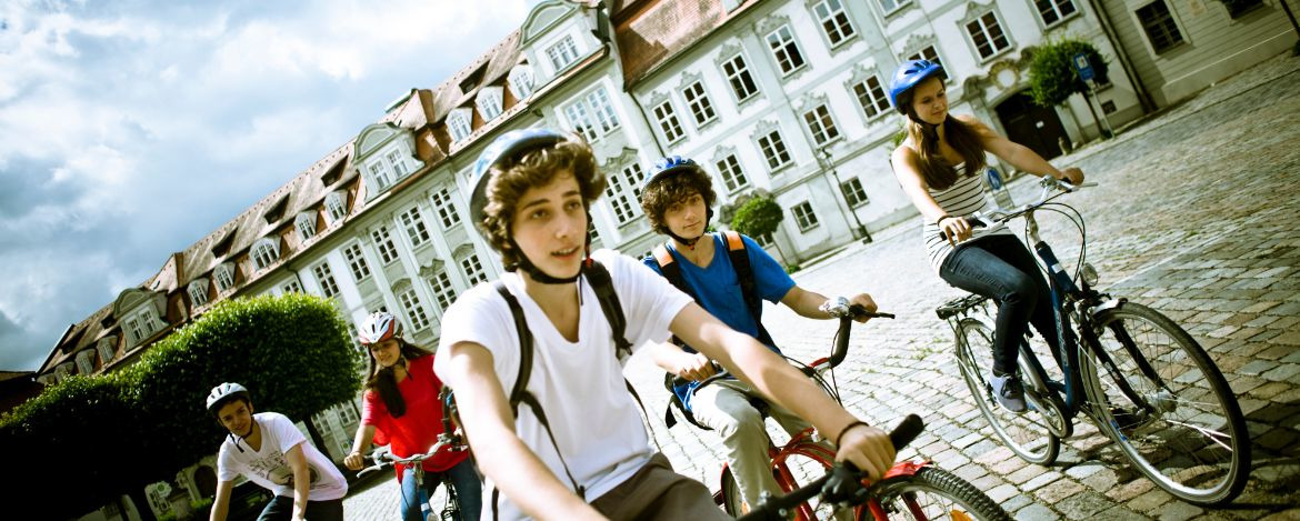 Jugendliche erkunden mit dem Fahrrad die Umgebung von Eichstätt 