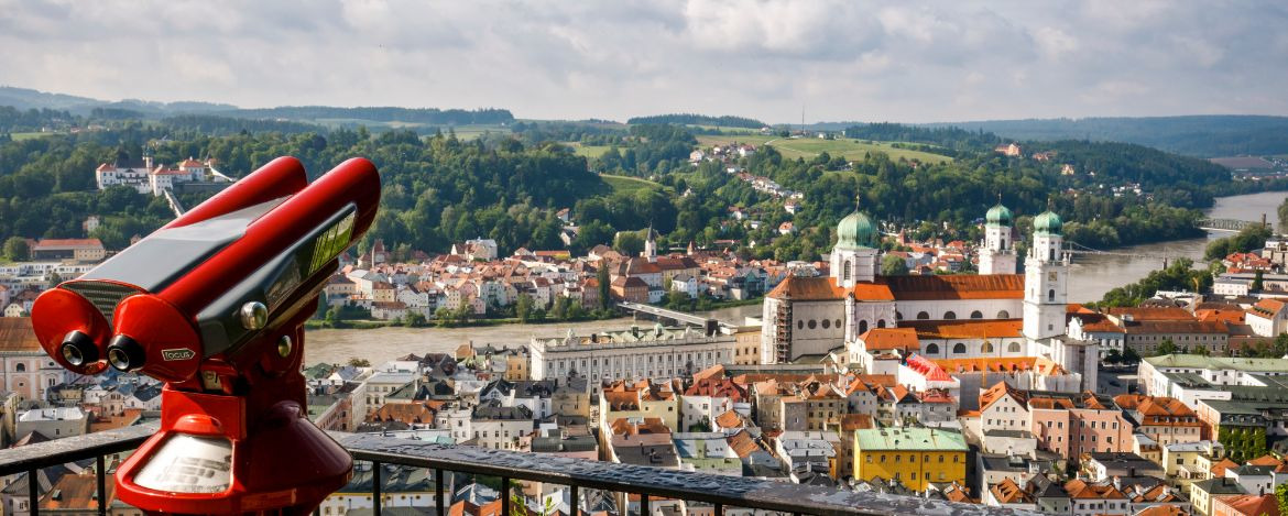Zusammenfluss von Donau, Inn und Ilz und im Hinterland das Waldmeer des Bayerischen Waldes
