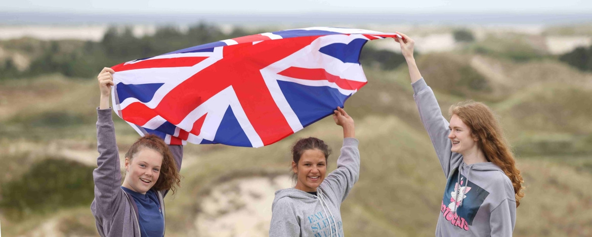 Teenager mit Flagge beim Englischcamp auf der Insel Amrum