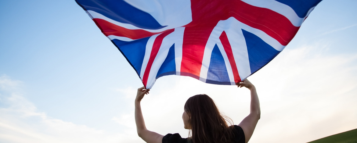 Mädchen mit englischer Flagge bei der Englisch-Klassenfahrtin Mölln