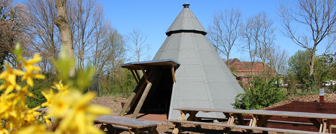 Grilltipi auf dem Gelände der Jugendherberge Otterndorf
