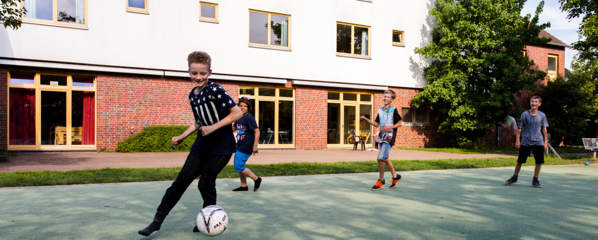 Fußballspiel auf dem Gelände der Jugendherberge Neuss-Uedesheim