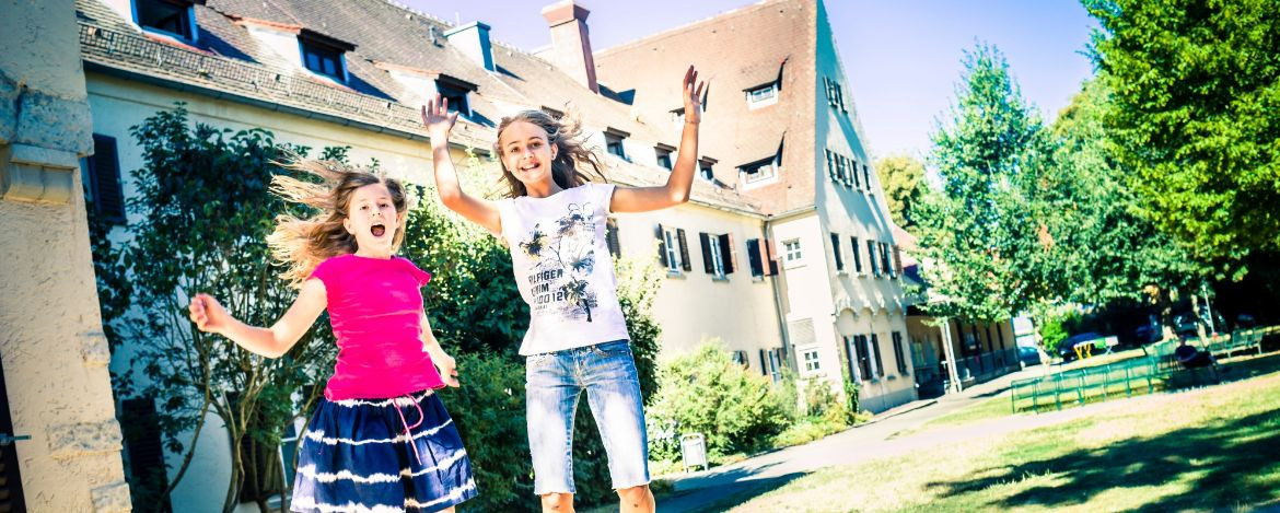 Urlaub in der Weltkulturerbestadt Regensburg - toben auf dem Außengelände der Jugendherberge