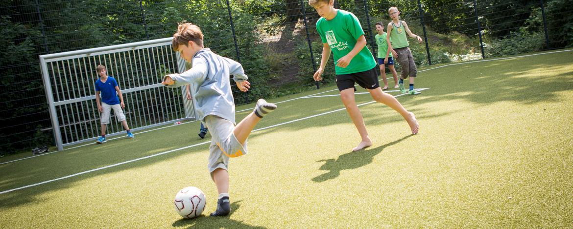 Fußballspiel: Sport und Spiele auf dem Gelände der Jugendherberge Essen