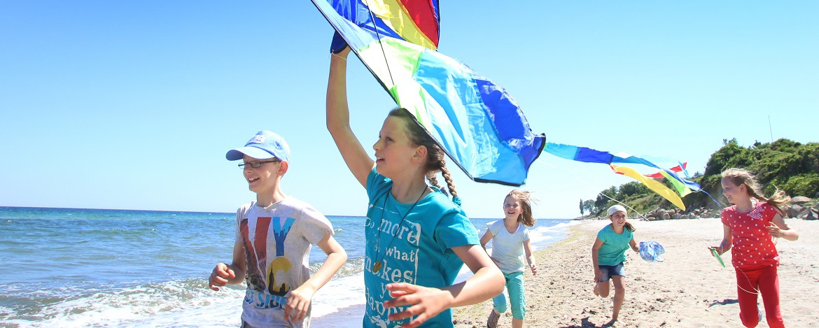Spielende Kinder am Ostseestrand Jugendherberge Dahme