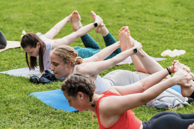 Sarah Troßmann bei Yoga-Übungen im Park