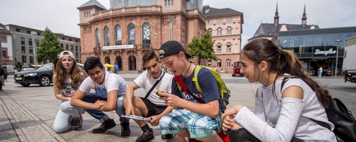 Jugendliche vor dem Staatstheater Mainz