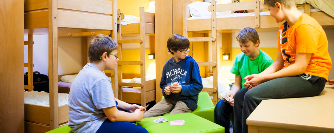 Jungs beim Karten spielen in einem Mehrbettzimmer in der Jugendherberge Eichstätt