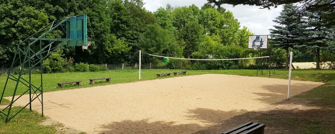 Volleyballfeld und Basketballplatz