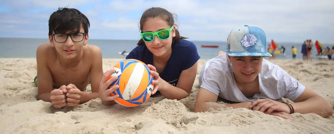 Spielende Kinder am Strand