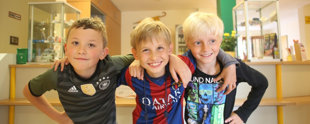 Kids vor der Rezeption in Friedrichstadt