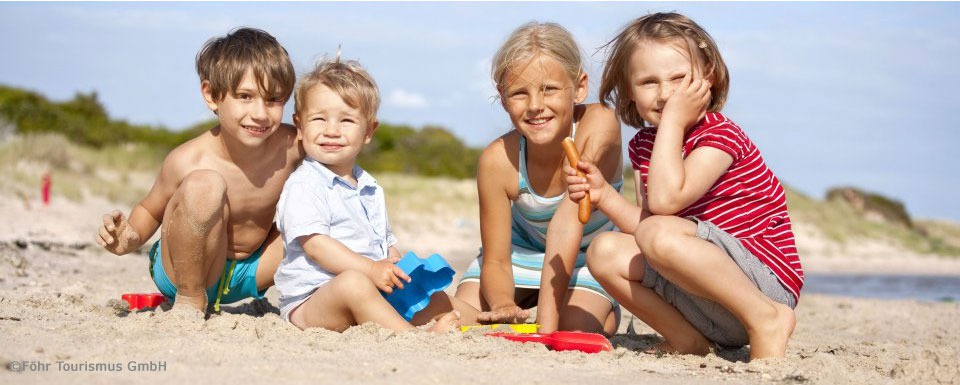 Kleines Mädchen macht Urlaub am Strand 