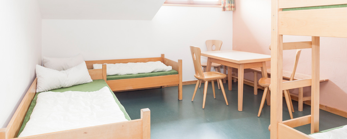 Modernes und gemütliches Mehrbettzimmer in der Jugendherberge Berchtesgaden