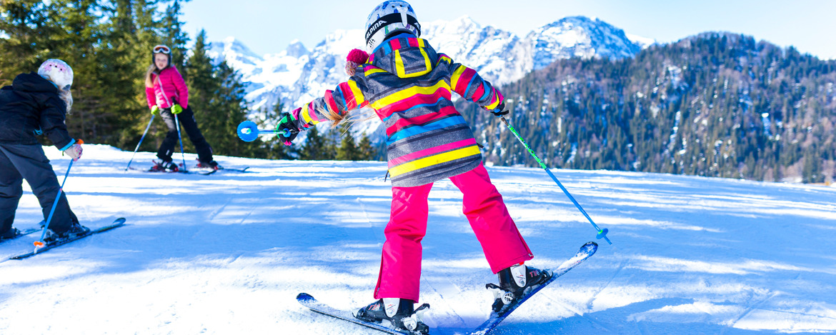 Kinder fahren in den Berchtesgadener Alpen Ski