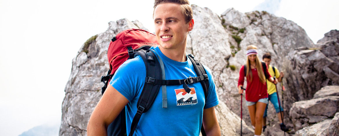 Ein junger Mann wandert mit seinen Freunden in den Bergen Berchtesgadens