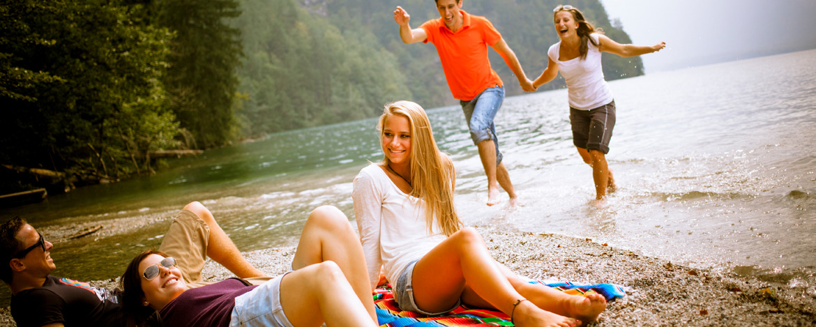 Freunde haben eine gute Zeit an einem See in Berchtesgaden