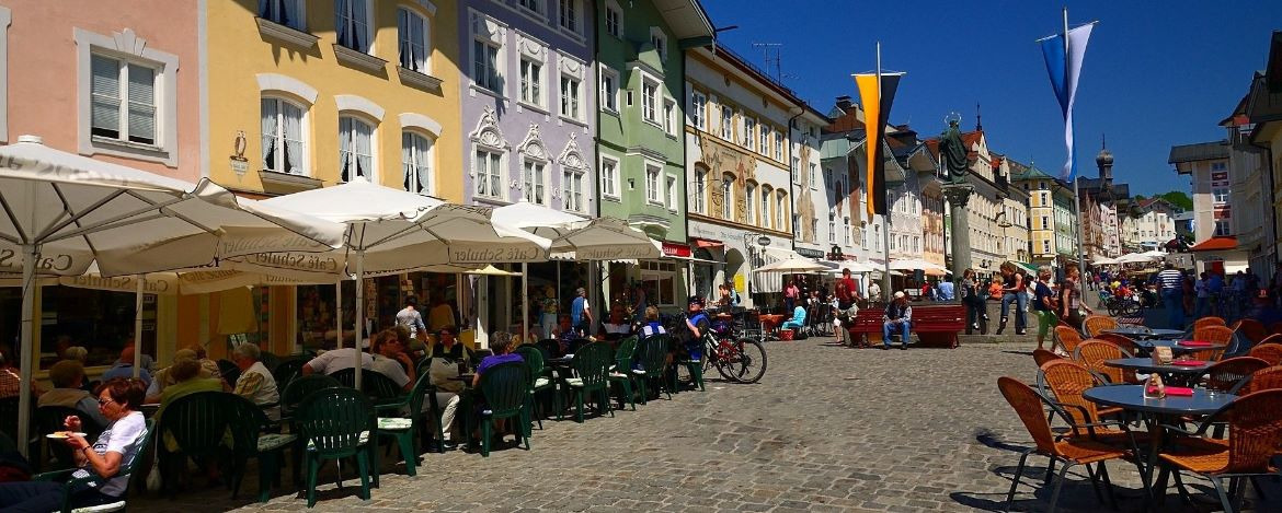 Bad Tölzer Marktstraße mit vielen Straßen-Cafés und Einkehrmöglichkeiten