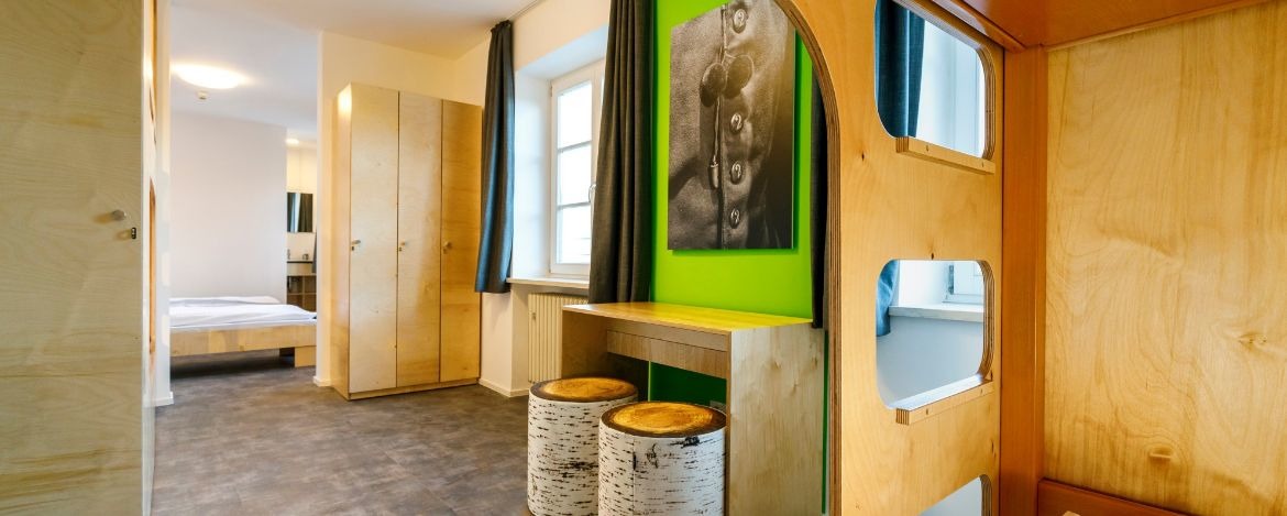 Modernes neues Mehrbettzimmer in der Jugendherberge Burghausen