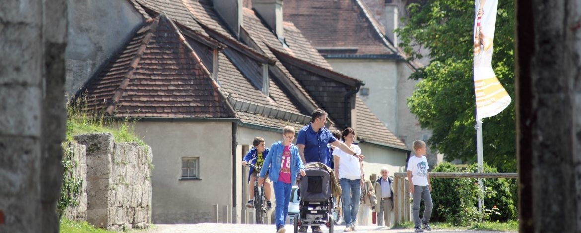 Familienausflug und Spaziergang entlang der weltweit längsten Burganlage in Burghausen