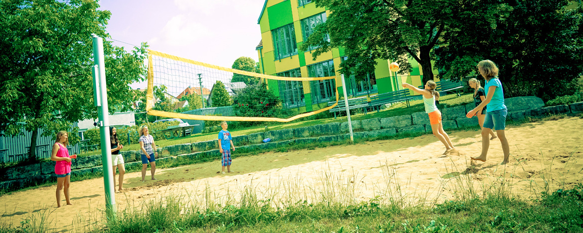 Jugendliche beim Beach-Volleyball spielen in der Jugendherberge Donauwörth