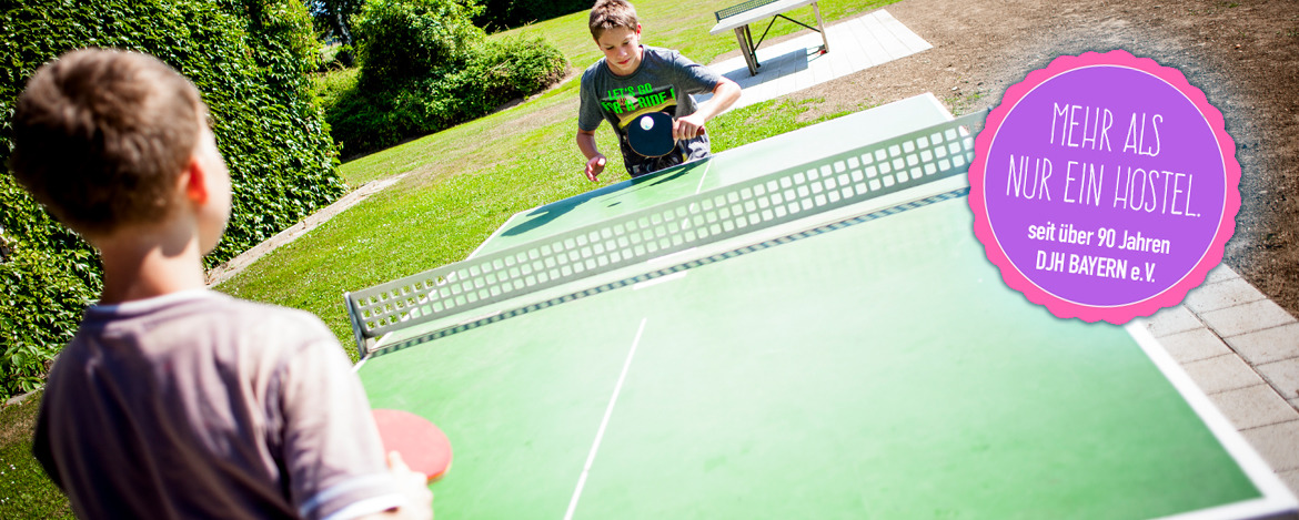 Jugendliche haben viel Spaß beim Tischtennis spielen
