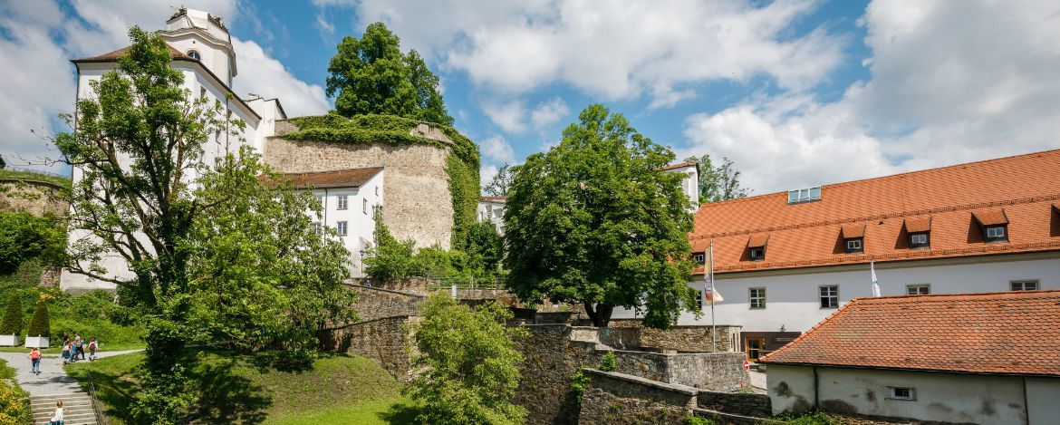 Das Außengelände der Jugendherberge und der Veste Oberhaus in Passau