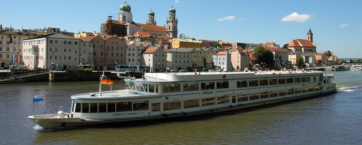 Schiff verlässt die Stadt Passau in Richtung Österreich - Linz