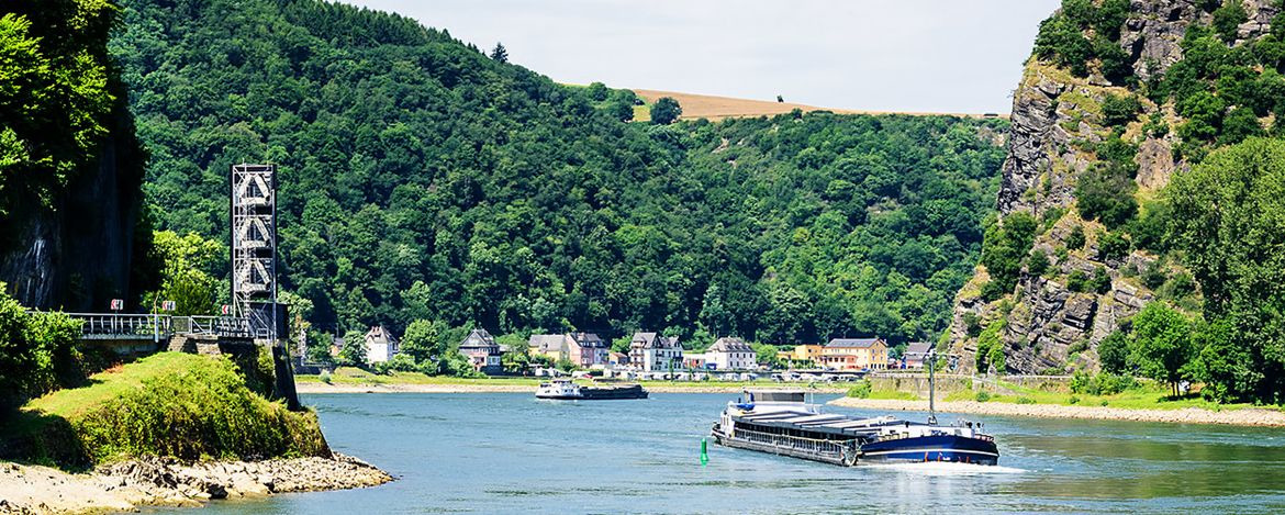 Signalstelle Rhein Sankt Goar  Loreley Fluss Lastkahn Rhein Hunsrück