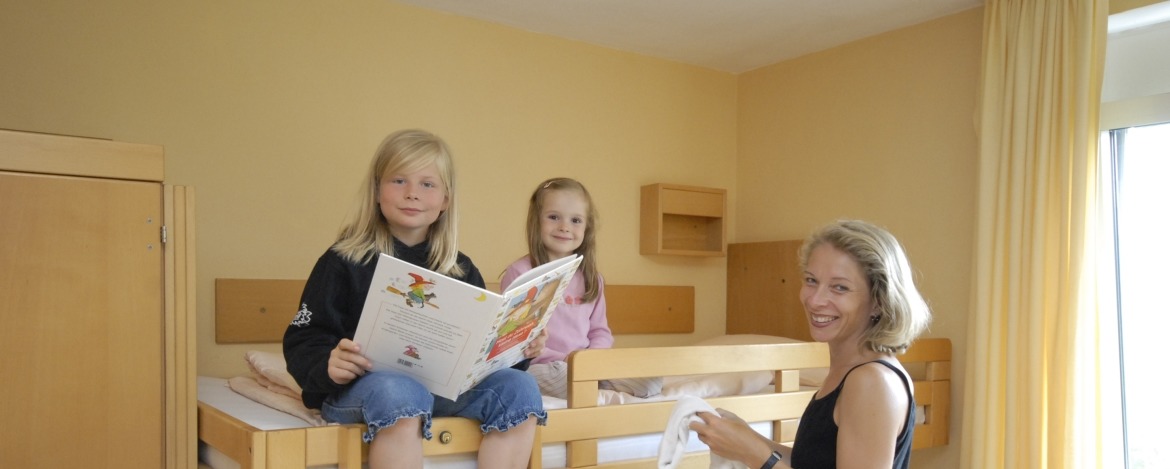 Familie im Zimmer der Jugendherberge Burg Lichtenberg