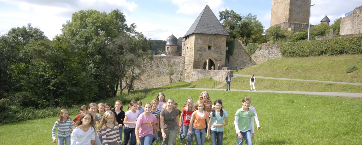 Schüler vor der Burg Lichtenberg
