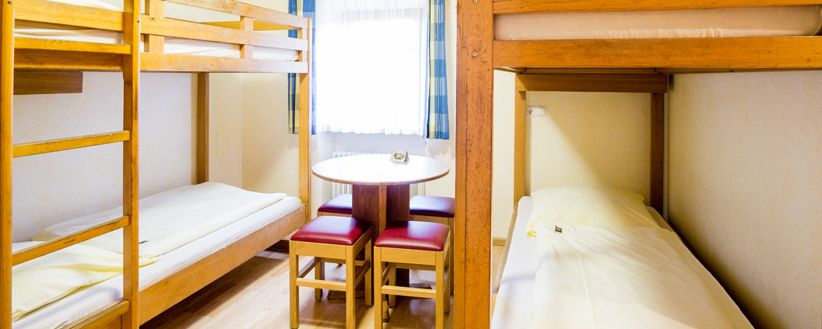 Modern gestaltete Mehrbettzimmer in der Jugendherberge Burg Wernfels in Spalt