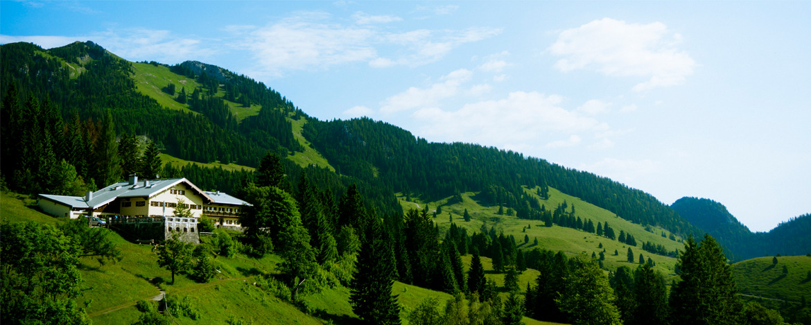 Die Jugendherberge Bayrischzell-Sudelfeld bietet Hüttenatmosphäre auf 1200 m Höhe mit Blick auf den Wendelstein