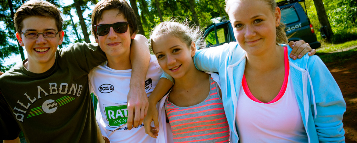 Jungs und Mädchen strahlen glücklich und erleben eine tolle Klassenfahrt nach Bayrischzell-Sudelfeld