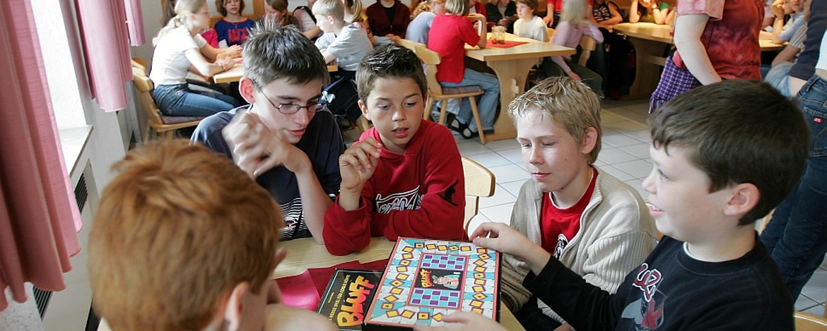Schüler beim Spielen in der Jugendherberge Bad Kreuznach