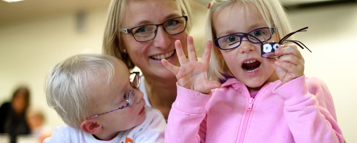 Familie beim Basteln