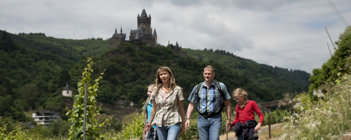 Familie beim Wandern
