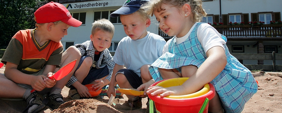 Kinder im Sandkasten der Jugendherberge Dahn