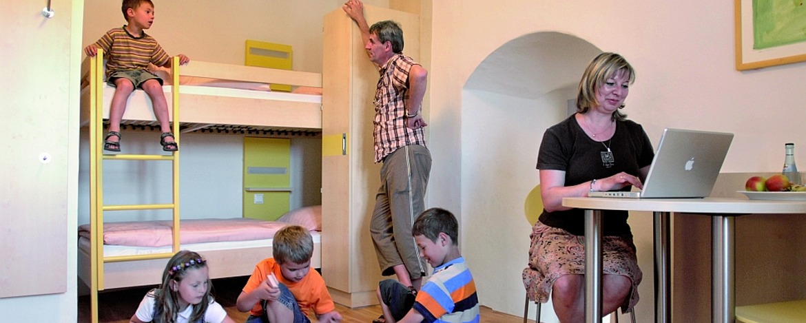 Familie im Zimmer der Jugendherberge Diez
