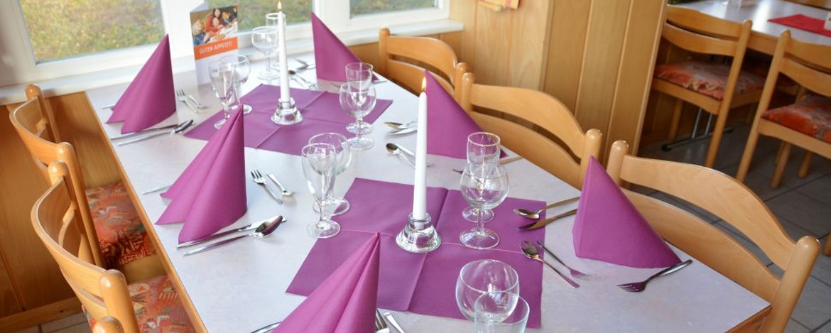 Festlich gedeckter Tisch in der Jugendherberge Hermeskeil