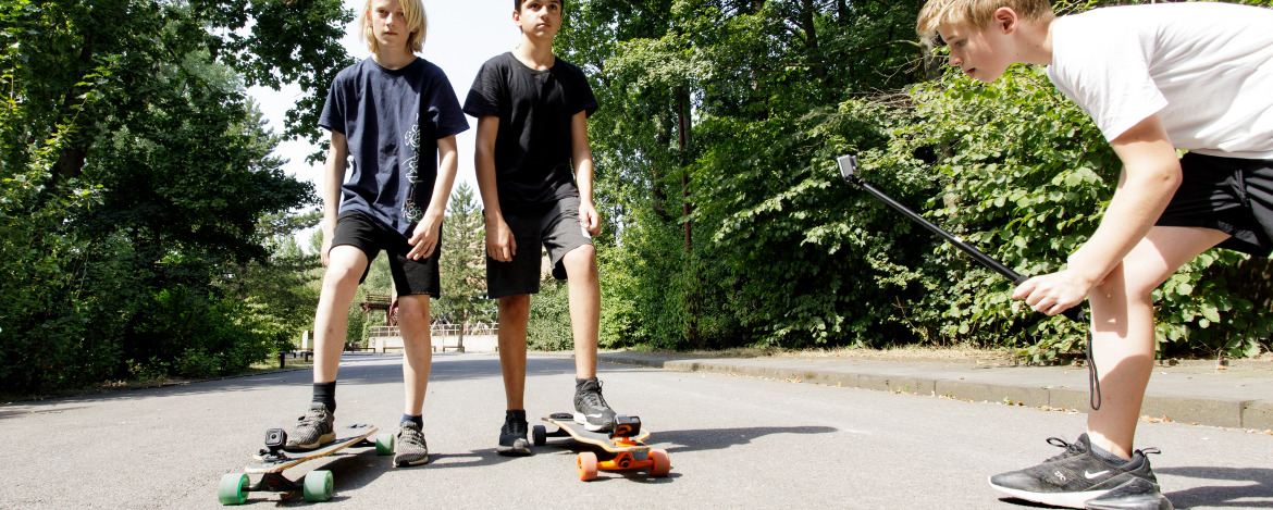 Jugendliche mit Skateboards bei der Ferienfreizeit Action Cam Hero der Jugendherberge Duisburg Landschaftspark.