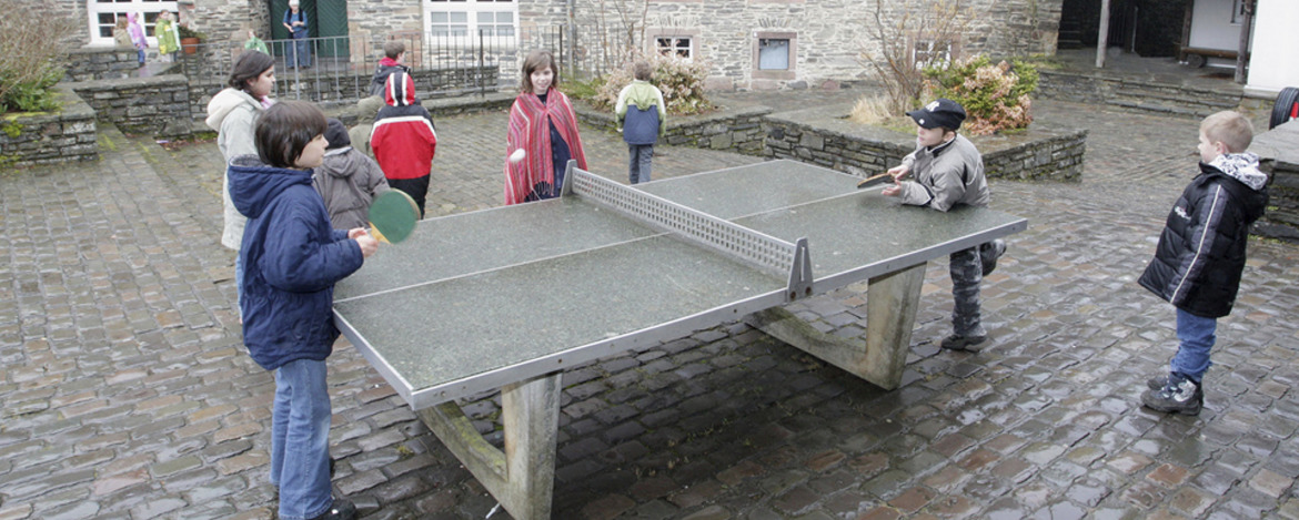 Tischtennisplatte an der Jugendherberge Burg Monschau