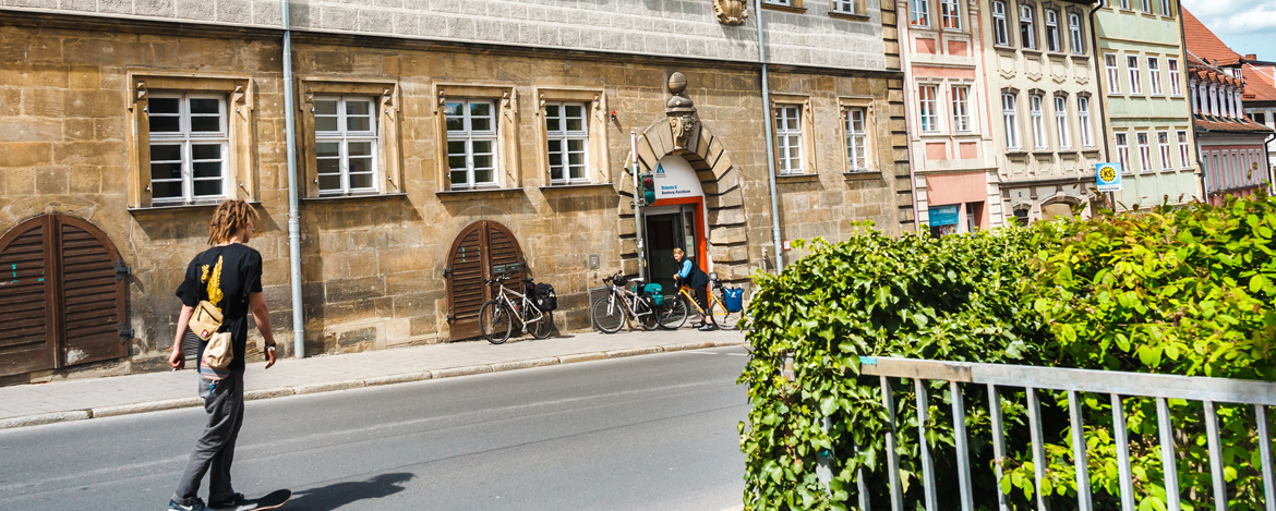 Eingang Straßenseite der Jugendherberge Bamberg