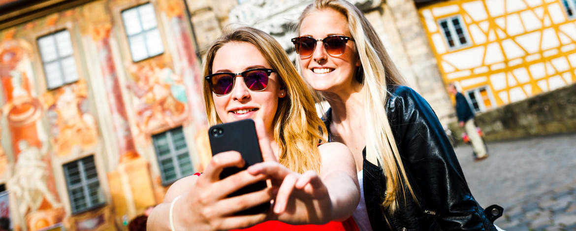 Zwei Mädchen machen ein Selfie auf Klassenfahrt in der Jugendherberge Bamberg