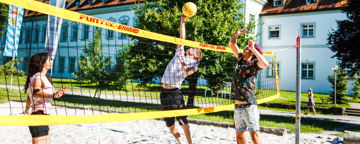 Jugendliche powern sich auf dem Beach- und Volleyballfeld des Klosters Benediktbeuren aus