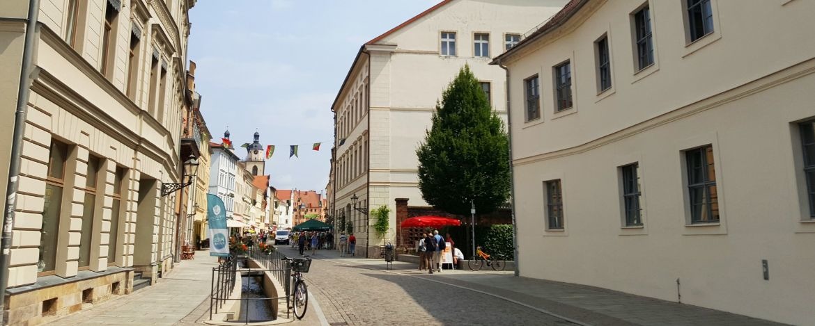 Flaniermeile direkt an der Jugendherberge (Gebäude rechts im Bild)