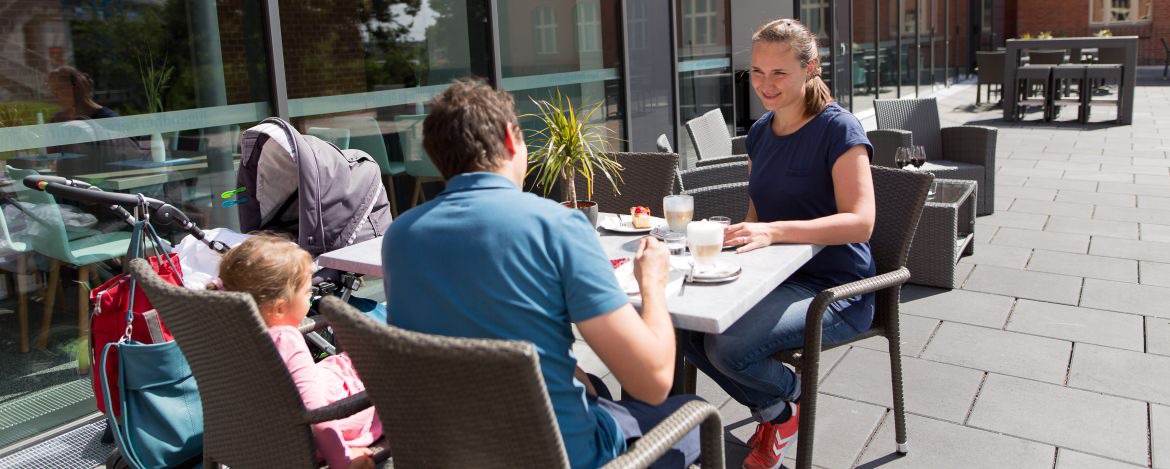 Familie auf der Terrasse der Jugendherberge Berlin Ostkreuz