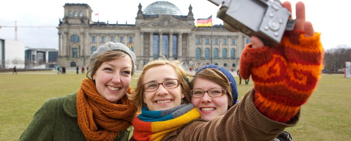 Jugendliche vor dem Reichstagsgebäude