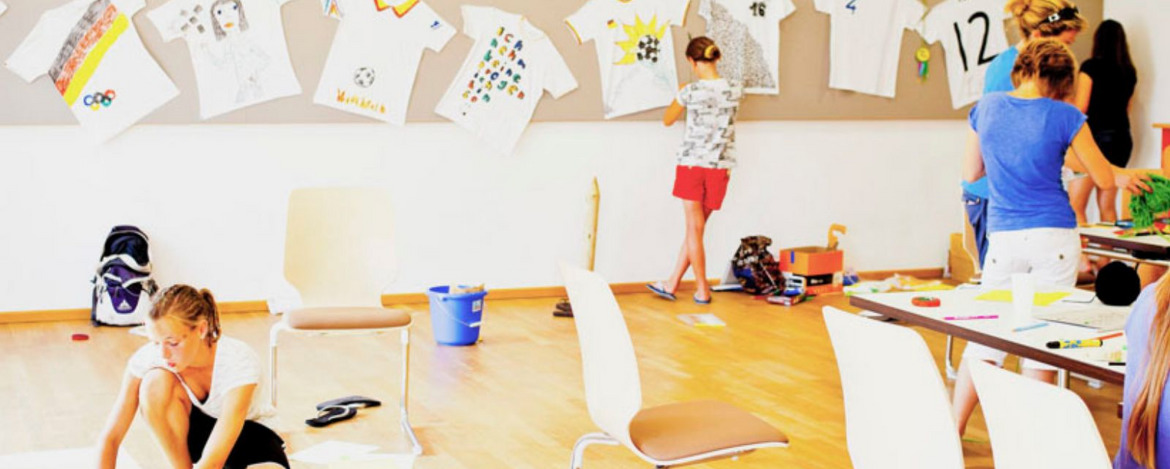 Kinder beim kreativen Arbeiten während einer Klassenfahrt in der Jugendherberge Bad Tölz