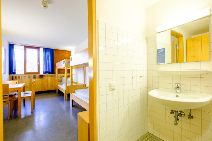 Vierbettzimmer mit Waschgelegenheit in der Jugendherberge Dachau 