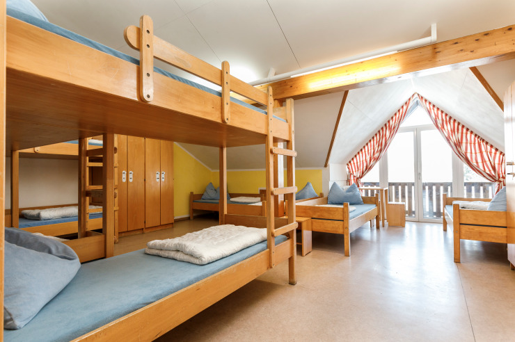 Mehrbettzimmer mit Stockbetten in der Jugendherberge Oberstdorf 